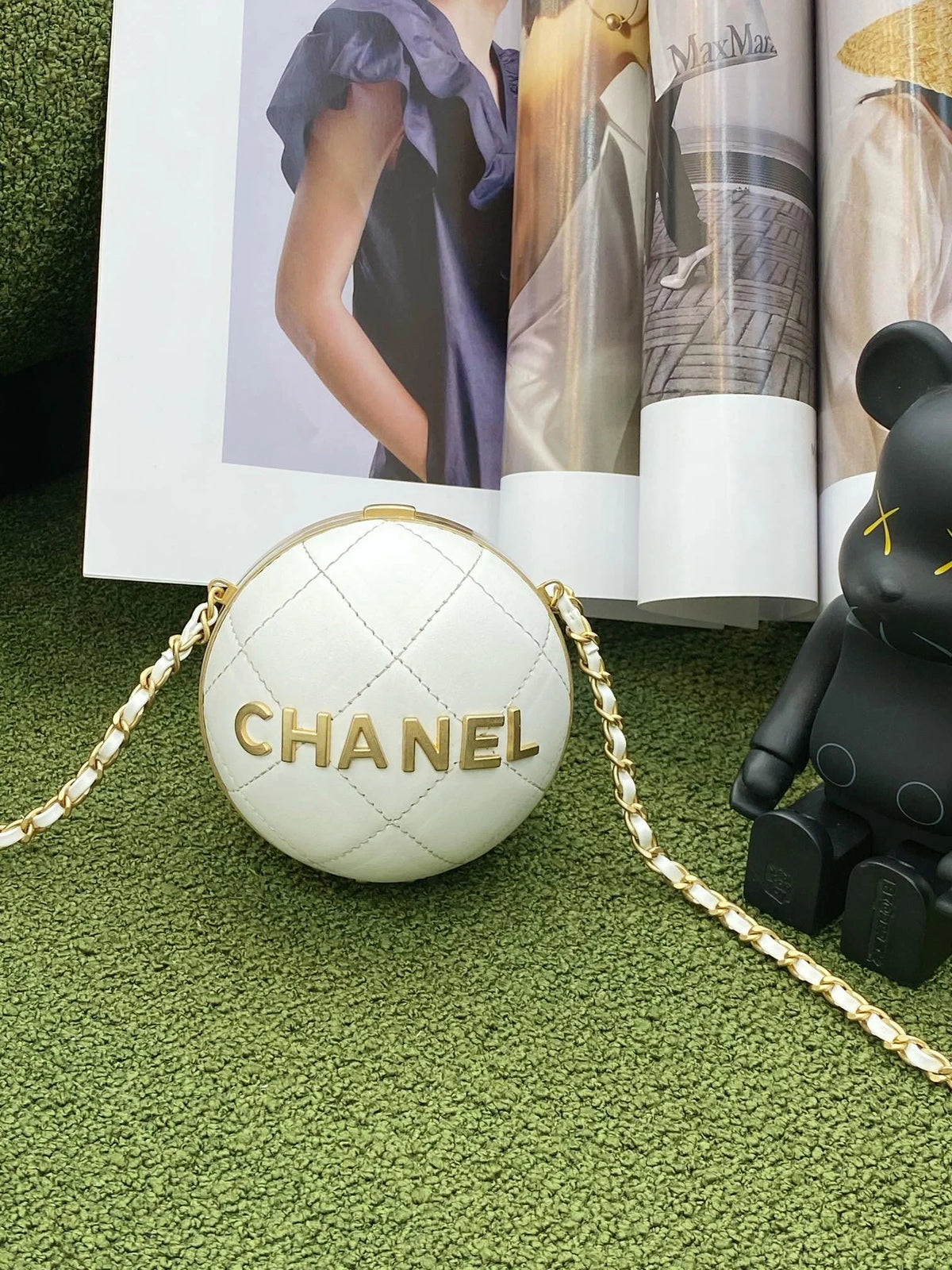 White and Gold Chain Bag P39047