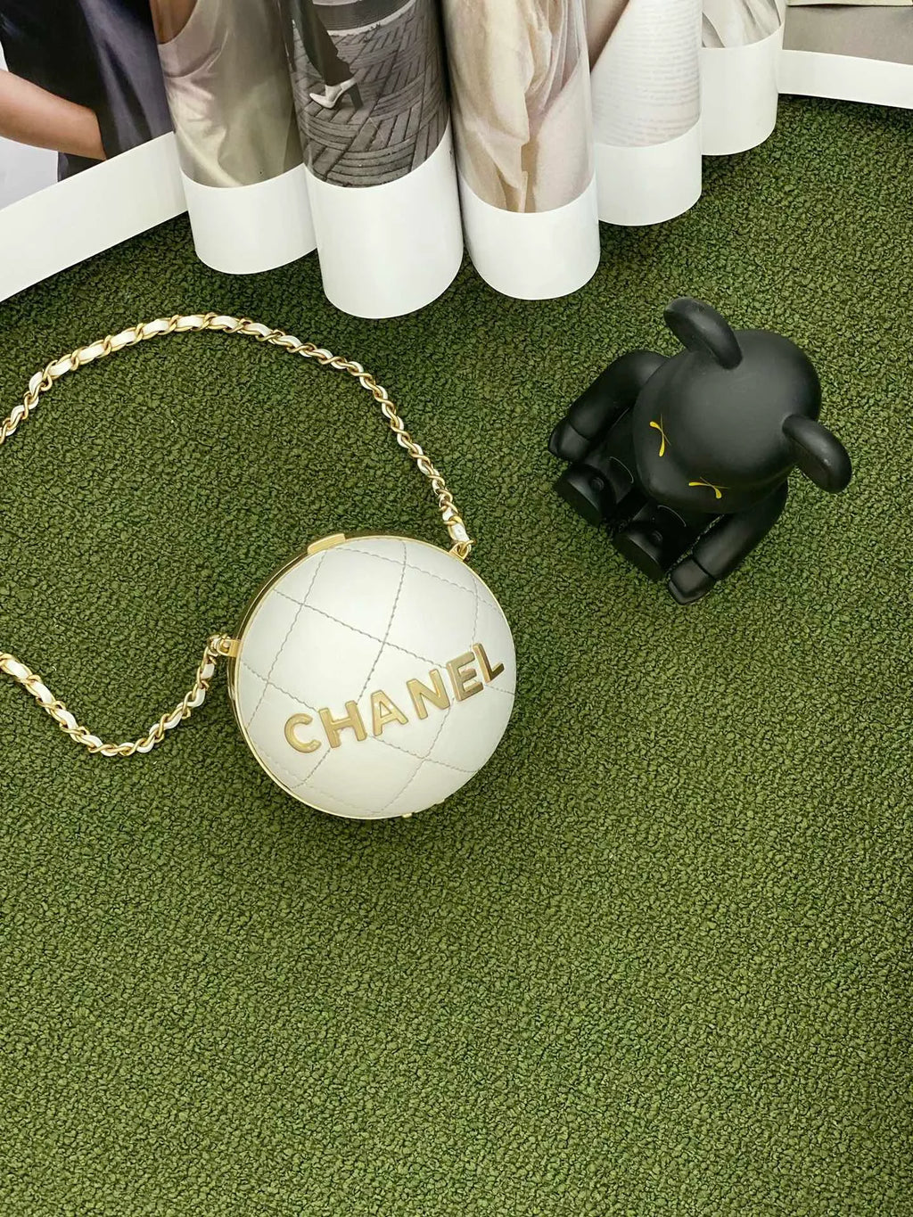 White and Gold Chain Bag P39047