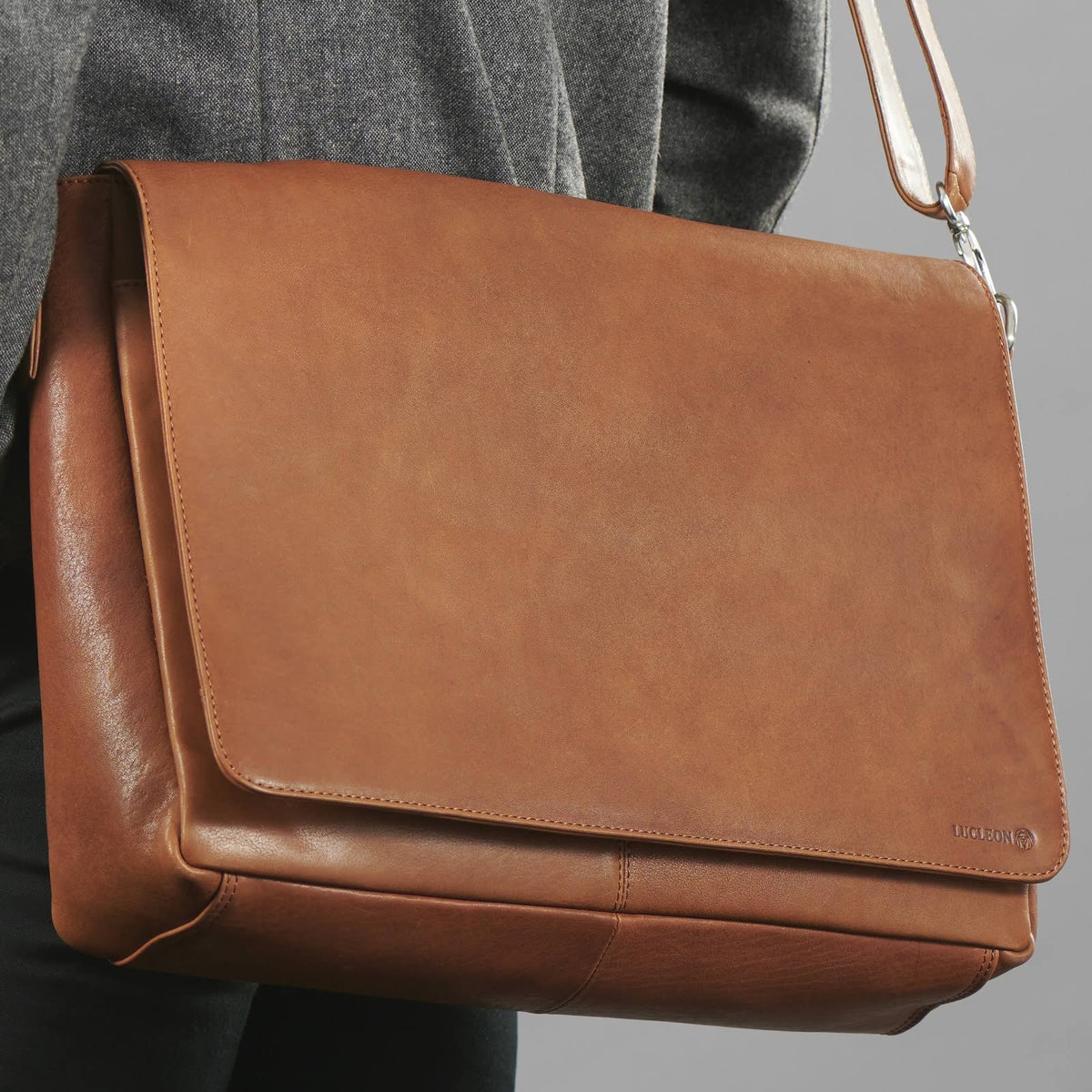 Tan Leather Messenger Bag O823136