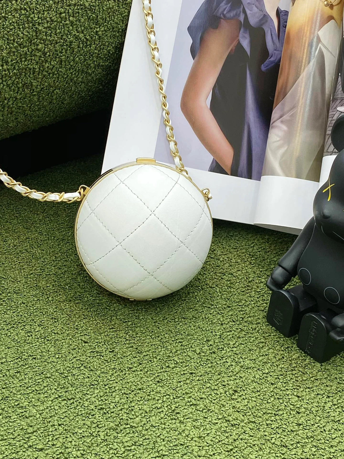 White and Gold Chain Bag P39047