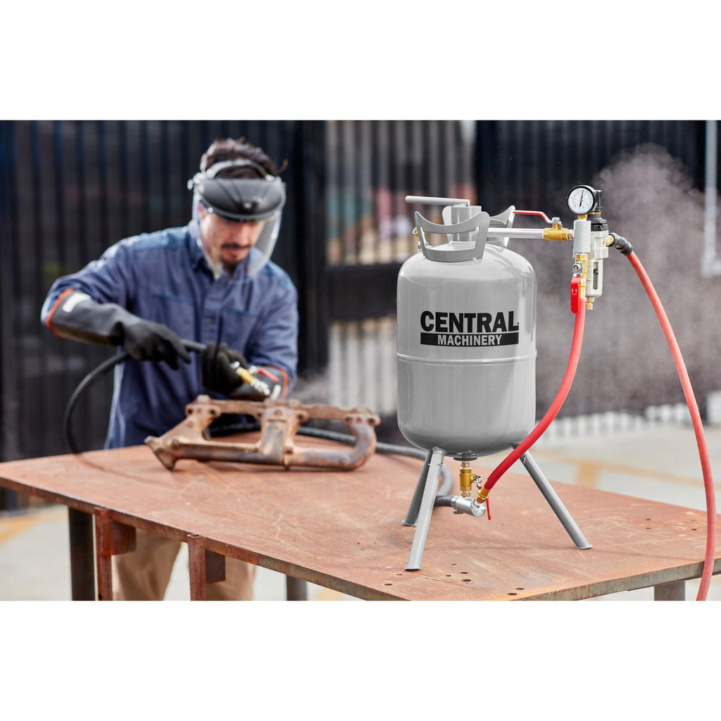 20 lb. Pressurized Abrasive Blaster Y181