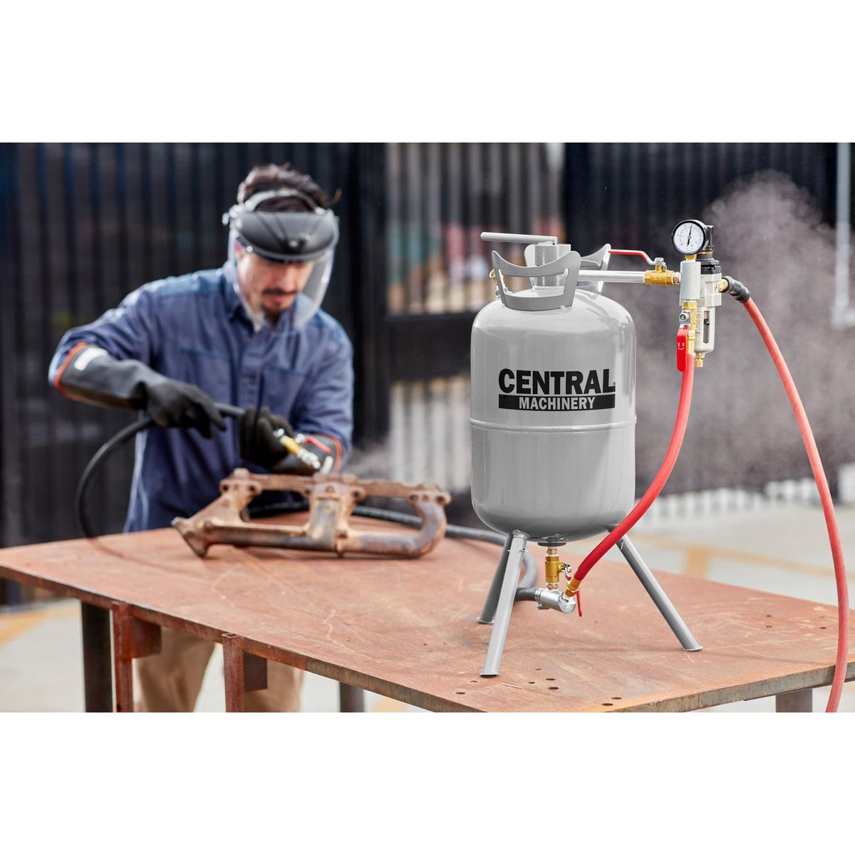 20 lb. Pressurized Abrasive Blaster Y181