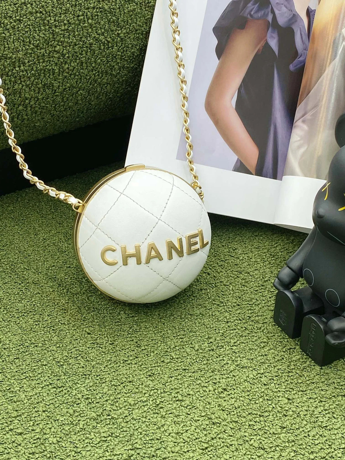 White and Gold Chain Bag P39047
